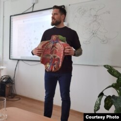 Alexandru Luchiian participă și la activități despre mediu organizate în școlile din România.