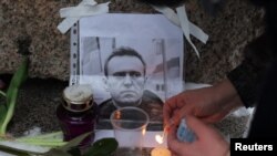 Луѓе му оддаваат почит на рускиот опозициски лидер Алексеј Навални, Санкт Петербург, Русија, 16 февруари 2024 година. 