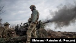 Ukrajinska vojska gađa na položaje ruskih trupa u blizini Bahmuta, 10. ožujka 2023.