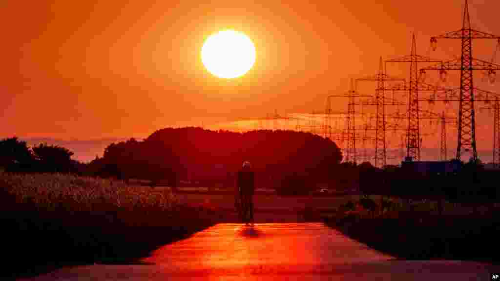 Biciklista napfelkeltében Frankfurt külvárosában 2023. július 9-én. A forróság tavaly több mint hatvanegyezer hő okozta halálesethez vezetett Európában