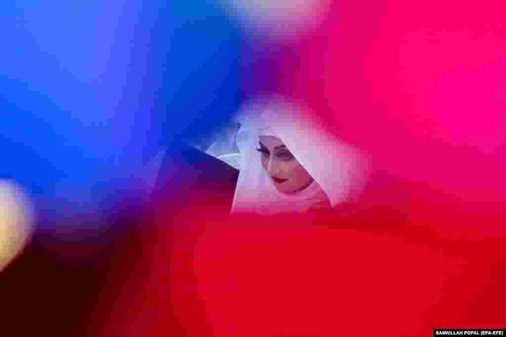 Mlada prisustvuje masovnom vjenčanju za porodice koje ne mogu priuštiti vjenčanja u Kabulu u julu. Talibanska vjerska policija naredila je vlasnicima sala za vjenčanja da se uzdrže od puštanja muzike i upuštanja u aktivnosti koje su u suprotnosti s islamskim propisima. Talibani smatraju da je muzika protiv učenja islama.