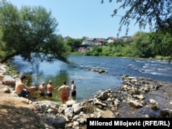 Vrbas je i topliji nego inače, temperatura vode dostiže i do 20 stepeni. Normalna ljetna temperatura je oko 15 stepeni.