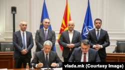 Фотографија од потпишувањето на договорот за изградба на коридорите 8 и 10 со американско-турскиот конзорциум „Бехтел и Енка“