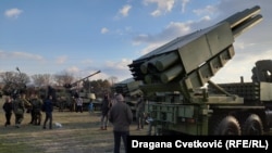 Expoziție de arme și echipamente militare la Nis, Serbia, cu ocazia Zilei naționalității sârbe (fotografie de arhivă)