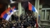 Susținători ai alianței de opoziție „Serbia împotriva violenței” protestează în fața primăriei din Belgrad, Serbia, 24 decembrie 2023 (foto Marko Djurica/Reuters)