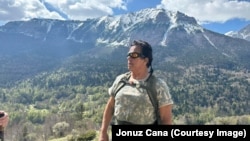 Jonuz Cana gjatë ngjitjes në bjeshkën e Skakallës, që gjendet në Parkun Nacional të Sharrit. Maj, 2023.