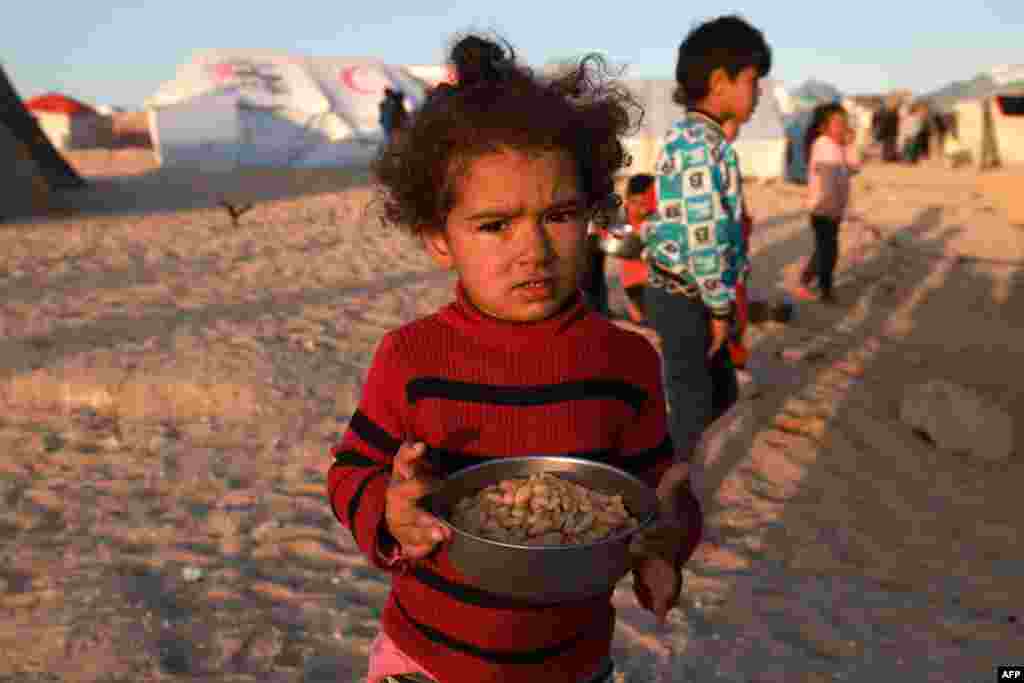 Djevojčica drži zdjelu graha pred iftar u kampu u Rafahu, 11. marta.