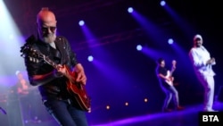 Димитър Кърнев и Дичо на сцената в зала 1 на НДК на 10 май.