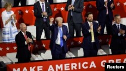 Republikanski predsjednički kandidat i bivši predsjednik SAD-a Donald Trump podiže šaku pored republikanskog potpredsjedničkog kandidata J. D. Vancea(desno), u Milwaukeeju, Wisconsin, SAD, 16. jula 2024. 