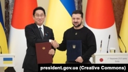 Președintele Ucrainei, Volodimir Zelenski, și prim-ministrul Japoniei, Fumio Kishida (stânga). Kiev, 21 martie 2023