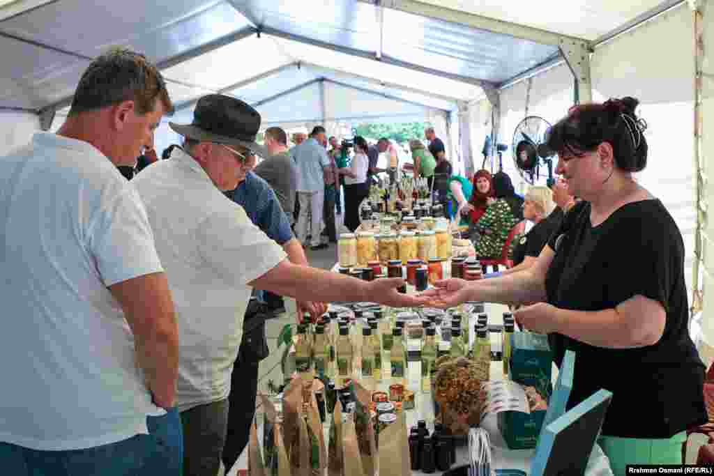 Të enjten në sheshin &ldquo;Zahir Pajaziti&rdquo; në Prishtinë është hapur Panairi me produkte të grave në agrobiznes nga e gjithë Kosova.