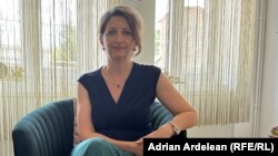 Amalia Oltean, psiholog, spune că șoferii tineri pot fi mai ușor formați în spiritul conducerii preventive decât șoferii mai vechi care s-au obișnuit să conducă riscant.