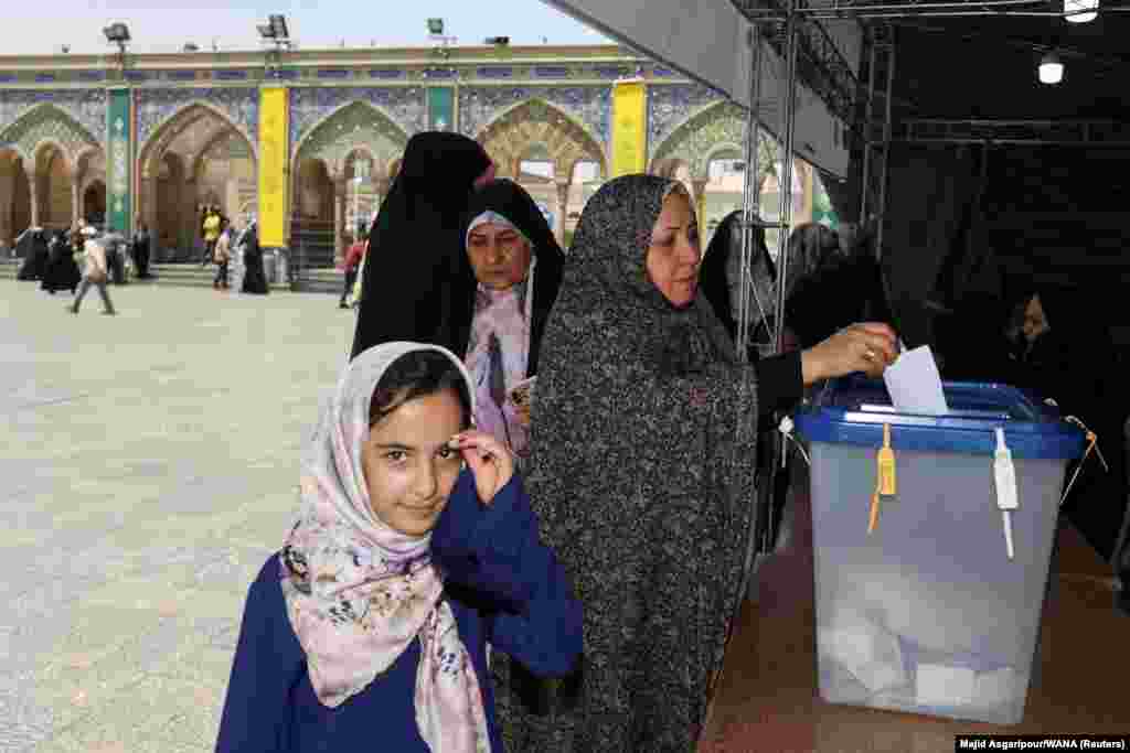 Iran tvrdi da svoj legitimitet crpi iz velikog odaziva birača, ali slab odaziv na nedavnim izborima i smrtonosni protesti protiv političkog establišmenta doveli su u pitanje legitimitet sadašnjeg vodstva.