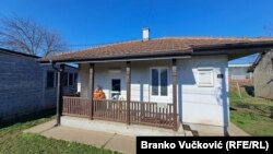 Dug put do novog doma nakon zemljotresa: Miroljub Petrović ispred kuće koju je dobio nakon što je njegov porodični dom srušen u zemljotresu