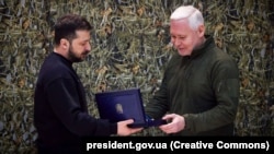 Președintele Ucrainei, Volodimir Zelenski, înmânează titlul „Oraș-erou al Ucrainei” primarului din Harkov, Ihor Terehov, Harkov, 22 martie 2023