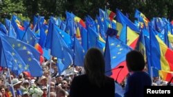 Președinta Parlamentului European, Roberta Metsola, și președinta Republicii Moldova, Maia Sandu, participă la un miting pentru susținerea drumului european al țării, la Chișinău, Moldova, 21 mai 2023.