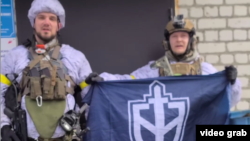 Стоп кадър от видео, в което двама души твърдят, че са част от Руския доброволчески корпус и са навлезли в руска територия, за да я освободят.