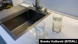 Voda sa česme (desno) u Kragujevcu je žuća u odnosu na flaširanu vodu (levo), avgust 2024.