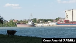 Плауру е само на 300 метра от украинското пристанище Измаил, което е честа мишена на руските бомби и дронове