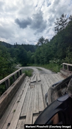 თუშების ნაწილი ამბობს, რომ თუ ხიდის ჩანგრევის შედეგად ვინმე დაშავდება, სრული პასუხისმგებლობა ახმეტის მერიას დაეკისრება.