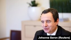 Kryeministri i Kosovës, Albin Kurti, gjatë takimit me zyrtarët evropianë në kuadër të rundit të ri të dialogut me Serbinë. Bruksel, 27 shkurt 2023.