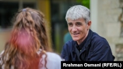 Fotoreporteri Wade Goddard gjatë një bisede me Radion Evropa e Lirë, në maj të 2024-tës.