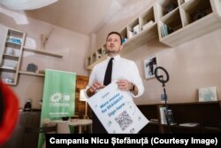 Nicu Ștefănuță în biroul său.