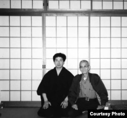 Хаято Мацумото со своим дедом Сабуро Мацумото во время первого приезда в Японию. Фото из семейного архива