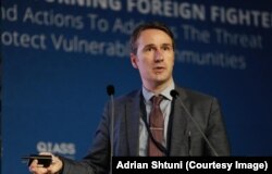 Adrian Štuni, sigurnosni stručnjak