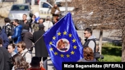 ლაზარე გრიგორიადისის მხარდამჭერი ევროკავშირის ინტერპრეტირებული დროშით საქალაქო სასამართლოს ეზოში 