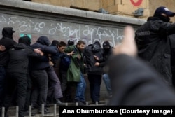 ამ კადრებში გიორგი უკვე ჩამოსულია პარლამენტის თაღების ქვედა სივრციდან