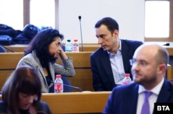 Общинската съветничка Ваня Григорова от БСП и кметът на София Васил Терзиев от ПП-ДБ-СС разговарят в сградата на Столична община, 8 февруари 2024 г.