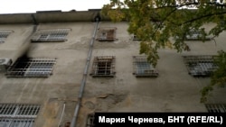 „Se pare că acesta este grupul pe care îl putem abandona cel mai ușor. Și tot ceea ce putem face pentru ei este să construim aziluri unde pot trăi închiși și izolați", a remarcat un activist dintr-o organizație pentru sănătate mintală.