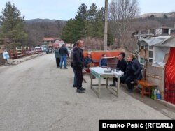 Stanovnici sela Krivalj na smenu dežuraju na barikadama, 13. februar 2024.