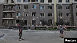 უკრაინის საჰაერო თავდაცვის მიერ მოგერიებული რუსული რაკეტის ნამსხვრევებით დაზიანებული სახლი ოდესაში. 2023 წლის 19 ივლისი