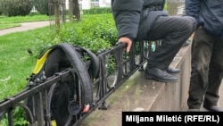 Kod spomenika Vuku Karadžiću u Beogradu ljudi svakodnevno čekaju na posao.