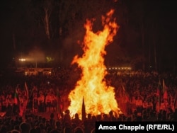 Tömegek nézik, ahogy fellángol a máglya