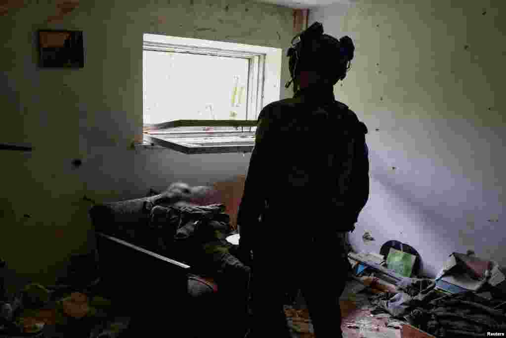 Un soldat ucrainean se află lângă cadavrul unui alt militar rus.