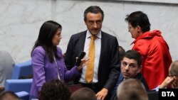 Депутатите Десислава Трифонова от ГЕРБ, Даниел Лорер (в средата) и Ивайло Мирчев (вдясно) от ПП-ДБ по време на заседанието в четвъртък. Мирчев беше сред вносителите на законопроекта.