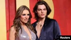 Елизабет Хърли със сина си Деймиън Хърли на партито на Vanity Fair след 96-ата церемония по връчването на наградите „Оскар“ в Бевърли Хилс, Калифорния, САЩ, 10 март 2024 г. 