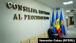 Igor Demciucin în holul Consiliului Superior al Procurorilor, 22 februarie 2024.