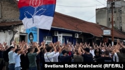 U danu kada je festival "Mirëdita, dobar dan" trebalo da počne, ispred lokala u centru Beograda gde je trebalo da se održi, okupila se veća grupa desničara, koji su sprečavali ulazak u taj prostor. 27. jun 2024.