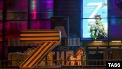 След нахлуването на Русия в Украйна на 24 февруари 2022 г. Русия наложи като символ на агресията си знака Z и оранжево-черната Георгиевска лентичка. Тук двете са съчетани в една инсталация, представена във ВДНХ.