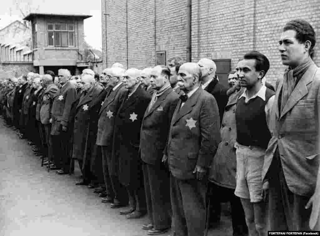 A gettókból gyalogmenetben vitték az embereket a pályaudvarra, ahonnan marhavagonba zárva szállították el őket a koncentrációs táborba