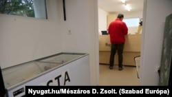 A hétköznap délelőttönként nyitva lévő postapont ügyféltere a kisbolt épületében