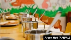 Përgatitja e ushqimit për fëmijët në çerdhet e Prishtinës