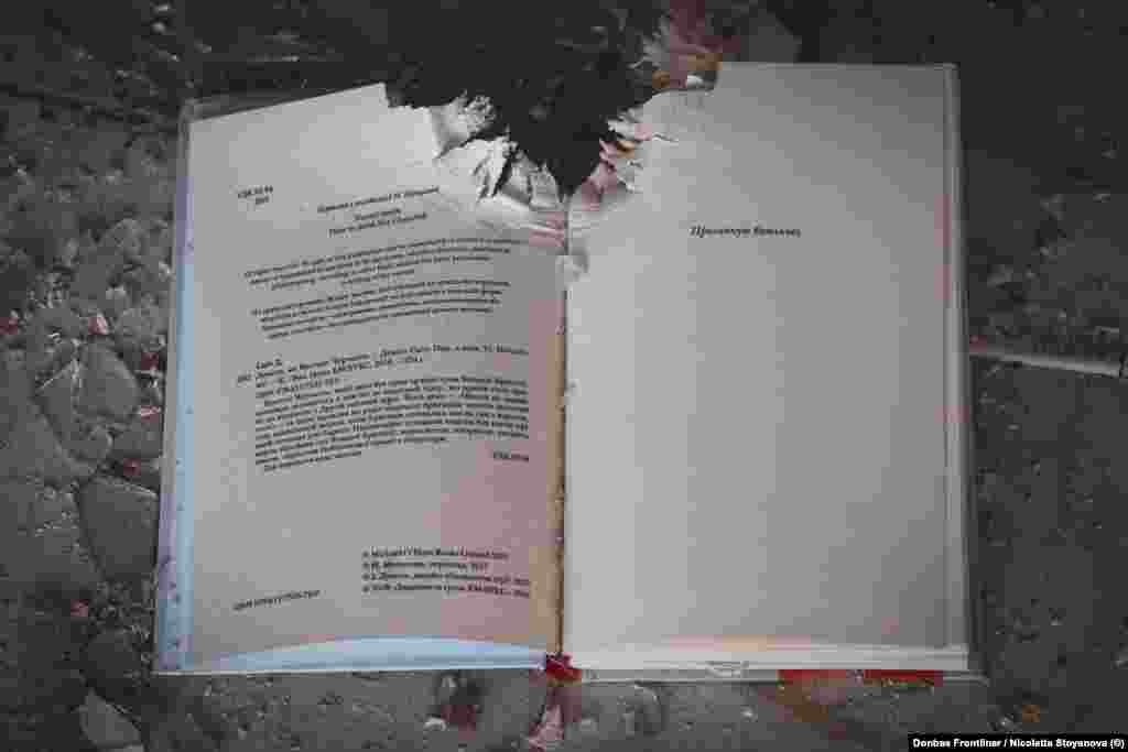 O carte din bibliotecă arată rănile războiului.