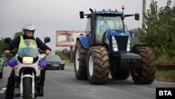 Полицаи съпровождаха тежките машини на протестиращите по пътя до блокадите