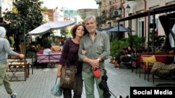 Руснаците Людмила Разумова и Александър Мартинов са осъдени съответно на 6 и половина и 7 години затвор заради постове в руските социални мрежи и антивоенни надписи по стените на сгради. Те са герои в сборник на "Мемориал".