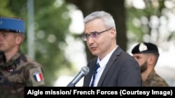 Ambasadorul Franței în România, Nicolas Warnery, la baza militară de la Cincu, Brașov.